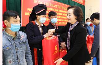 Phó Trưởng ban Tổ chức Trung ương, Thứ trưởng Bộ Nội vụ Phạm Thị Thanh Trà tặng quà tết hộ nghèo đặc biệt khó khăn tại huyện Văn Chấn